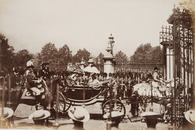 Königin Victoria (1819-1901) fährt durch das Zentrum Londons während ihrer Goldenen Jubiläumsfeier, 1887 von English Photographer